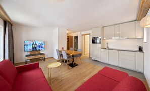 Deluxe Suite | Living area | LCD TV - Aparthotel Grischuna (Samnaun)