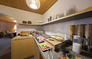 Daily buffet breakfast for a fee - Aparthotel Grischuna (Samnaun)