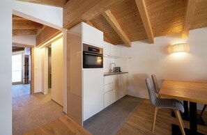 Superior Suite | Private kitchen | Fridge, microwave, oven, stovetop - Aparthotel Grischuna (Samnaun)
