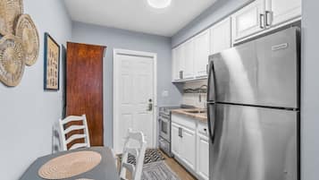 Réfrigérateur, micro-ondes, four, cafetière/bouilloire