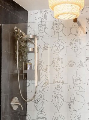 Dusche, Haartrockner, Handtücher, Seife