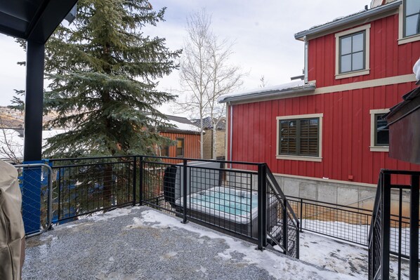 A residential area with a red building, a swimming pool, and a snow-covered ground. - Newly Remodeled Home in the Heart of OLD TOWN. Walk to lifts! Unit 2 (Park City)