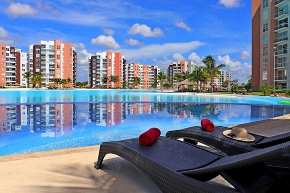 Pool - New lakefront depa (Cancun)