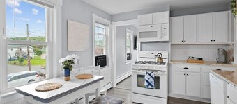 The Surf Shack- adorable 2 BR walk to waterfront


