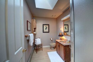 Ducha, secador de pelo, toallas y jabón