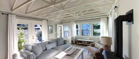 TV connectée, cheminée, lecteur de DVD