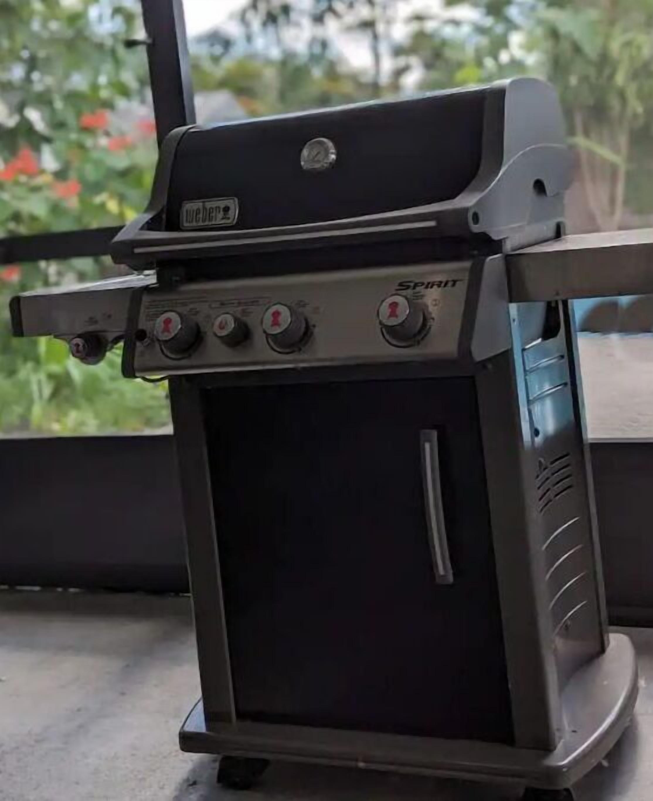 En portabel grill med en digital display och justeringsknappar.