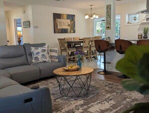 Smart TV, libros y estéreo 