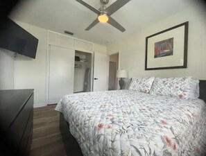 3 habitaciones, escritorio y tabla de planchar con plancha 