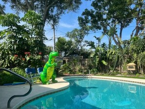 Una piscina al aire libre, una piscina climatizada
