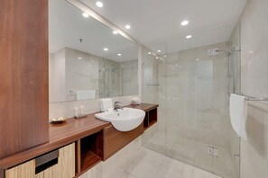 Shower, towels, shampoo