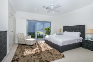 3 soverom, skrivebord, strykejern/-brett og reiseseng for barn