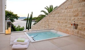 Outdoor spa tub - Villa Branimira - Private villa with swimming pool (Puntinak)