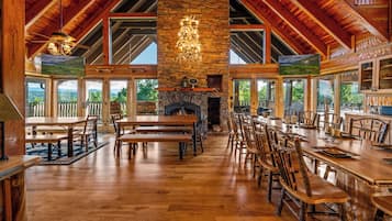 Luxury Cabin | Dining room