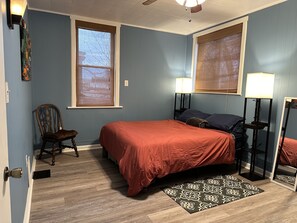 4 slaapkamers, een bureau, een strijkplank/strijkijzer, gratis wifi