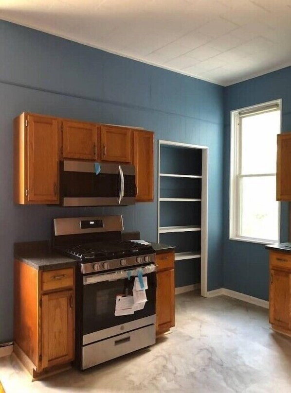 Een koelkast, een microgolfoven, een oven, een kookplaat