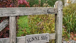 A wooden gate with a sign that reads "SUNNY SIDE". - 2 bedroom accommodation in Sawrey, near Ambleside (Sawrey, near Ambleside)