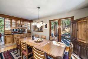 Dining - Spacious and Bright, Close to Skiing and Hiking! (Blue River)