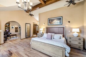 4 bedrooms, desk, iron/ironing board, travel crib - Spacious and Bright, Close to Skiing and Hiking! (Blue River)