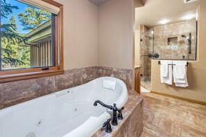 Douche, baignoire à remous, séchoir à cheveux, serviettes fournies