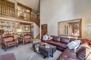 Smart-TV, Kamin, Bücher