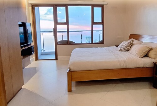 StayLuxia King 2BR 2BA Gold Suite w/Balcony Bayview Pool Netflix