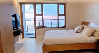 StayLuxia King 2BR 2BA Gold Suite w/Balcony Bayview Pool Netflix