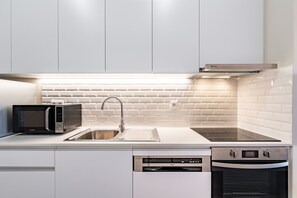 Réfrigérateur, four à micro-ondes, un four, surface de cuisson