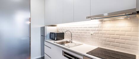 Fridge, microwave, oven, stovetop