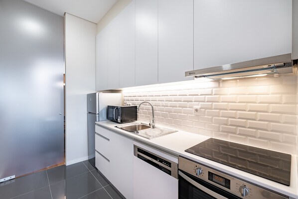 Fridge, microwave, oven, stovetop - VIVA SIZE Flat Batalha - Apartment 4 (Porto)