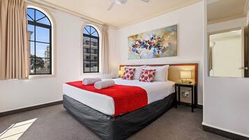 1 habitación, sistema de insonorización y tabla de planchar con plancha