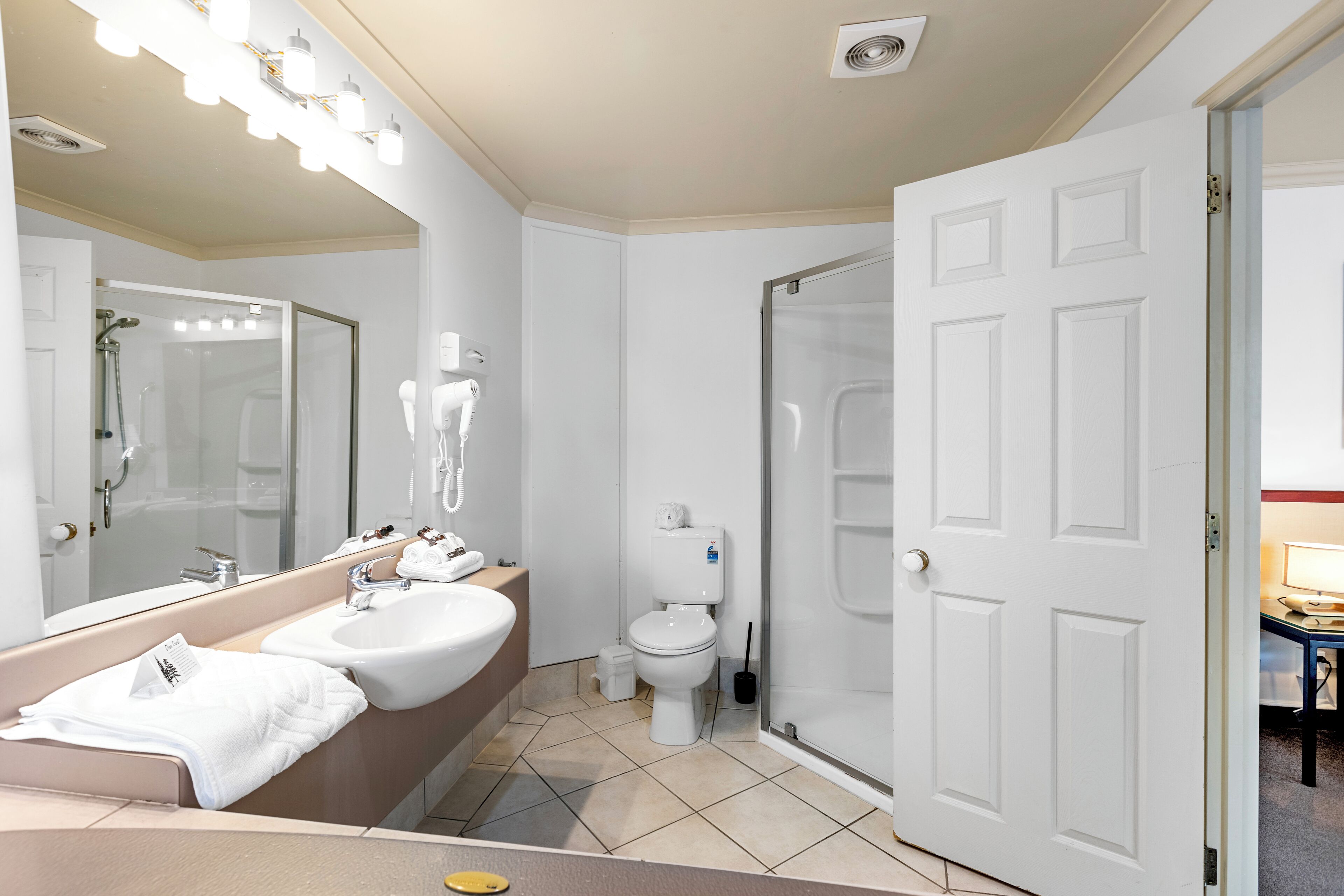 エグゼクティブ スタジオスイート | バスルーム | バスアメニティ (無料)、ヘアドライヤー、タオル、石鹸