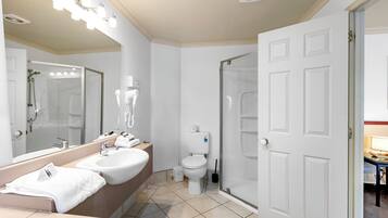 Artículos de tocador gratuitos, secador de pelo, toallas, jabón