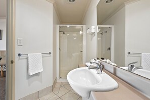 Deluxe-Studio | Badezimmer | Kostenlose Toilettenartikel, Haartrockner, Handtücher, Seife
