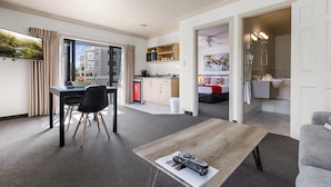 Un apartamento moderno con comedor, cocina y sala de estar.