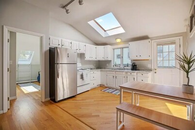 Lovely 3-bedroom downtown Portland apartment

