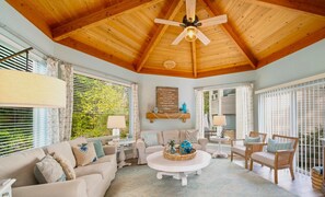 Smart TV, fireplace, DVD player, table football - Haven MCA#462 Gorgeous family home, dog Ok, ping pong, air hockey, foosball (Manzanita)