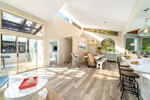 Outdoor dining - Haven MCA#462 Gorgeous family home, dog Ok, ping pong, air hockey, foosball (Manzanita)