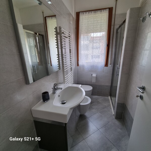 Dusche, Haartrockner, Bidet, Handtücher