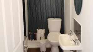 Shower, towels - Perfect Apartment - Close to the Train Station (Cork)