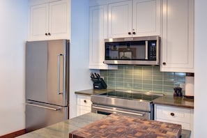 Køleskab, mikrobølgeovn, ovn, kogeplade