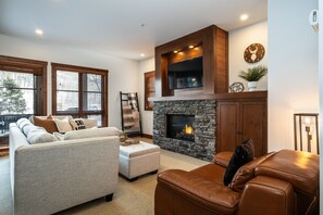 Smart TV, fireplace, stereo