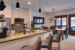 Fridge, microwave, oven, stovetop - Tremblant Prestige - Étoile 1510-4 (Mont-Tremblant)