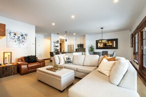 Smart TV, fireplace, stereo