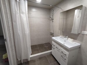 Ducha, secador de pelo, toallas, jabón