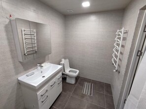 Shower, hair dryer, towels, soap - Cozy Airport Guesthouse - Woolway Studios (Argavand,)