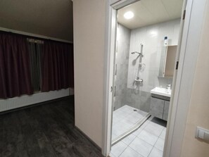 Dusch, hårtork, handdukar och tvål