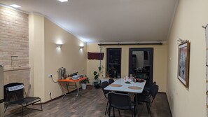 Dining - Cozy Airport Guesthouse - Woolway Studios (Argavand,)