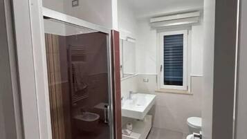 Douche, articles de toilette écologiques, sÚche-cheveux, bidet