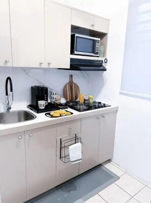 Fridge, microwave, stovetop, coffee/tea maker